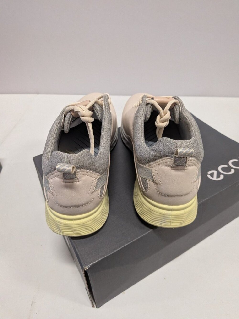 ECCO Women's S-Three Gore-TEXGolf Shoe, Limestone. 10-10.5 - Picture 3 of 5